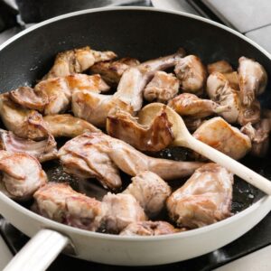 Coniglio per arrosto diviso in 8 pezzi